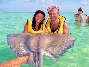 Ercole e Piera durante un'escursione a Stingray City